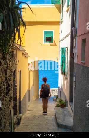 Corniglia (Italie) - VUE sur Monterosso, l'un des cinq villages de la côte de la Ligurie, qui fait partie du parc national des Cinque Terre Banque D'Images