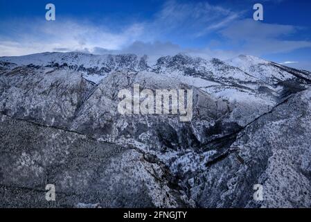 Face sud de Cadí vue du point de vue de Gresolet après une chute de neige hivernale (Berguedà, Catalogne, Espagne, Pyrénées) ESP: Vues de la cara sur del Cadí Banque D'Images