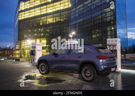 Mercedes EQA SUV à la station de charge rapide Banque D'Images