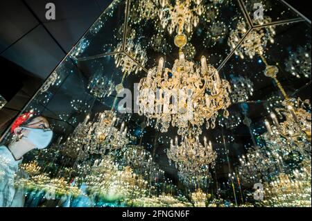 Londres, Royaume-Uni. 17 mai 2021. Chandelier de Grief, une salle qui crée l'illusion d'un univers sans bornes de chandeliers tournants - Yayoi Kusama: Infinity Mirror salles sur le spectacle de Tate Modern, en partenariat avec la Banque d'Amérique avec le soutien supplémentaire d'UNIQLO. La galerie s'ouvre de nouveau au public aujourd'hui, bien que ces salles soient initialement réservées exclusivement aux membres du Tate, et s'ouvrent au public le 14 juin. L'exposition comprend deux installations majeures ainsi que la documentation des performances expérimentales et des événements de Kusama. Crédit : Guy Bell/Alay Live News Banque D'Images