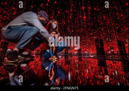 Londres, Royaume-Uni. 17 mai 2021. Infinity Mirrored Room - rempli de la Brilliance of Life, l'une des plus grandes installations de Kusama à ce jour - Yayoi Kusama: Infinity Mirror Rooms on show at Tate Modern, en partenariat avec Bank of America avec le soutien supplémentaire d'UNIQLO. La galerie s'ouvre de nouveau au public aujourd'hui, bien que ces salles soient initialement réservées exclusivement aux membres du Tate, et s'ouvrent au public le 14 juin. L'exposition comprend deux installations majeures ainsi que la documentation des performances expérimentales et des événements de Kusama. Crédit : Guy Bell/Alay Live News Banque D'Images