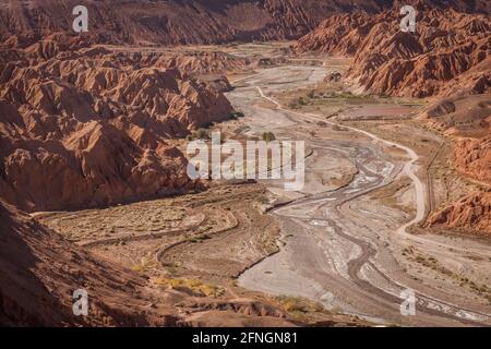 Dunes de sable aux couleurs intenses et rochers près de San Pedro de Atacama, Bolivie. Banque D'Images