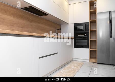 Intérieur moderne minimaliste d'une cuisine lumineuse Banque D'Images