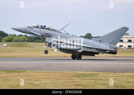 RAF Eurofighter avion de chasse Typhoon avec pleine charge d'armes affiche son agilité pour faciliter les ventes internationales du Jet multirôle Farnborough Banque D'Images