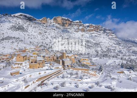 Vue aérienne du village de Montsant et de la Morera de Montsant, neige en hiver, après une forte chute de neige (Priorat, Tarragone, Catalogne, Espagne) Banque D'Images