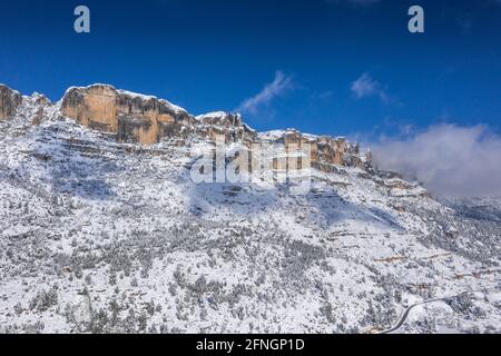 Vue aérienne d'hiver de Montsant après une forte chute de neige (Priorat, Tarragone, Catalogne, Espagne) ESP: Vista aérea de la sierra de Montsant en invierno Banque D'Images