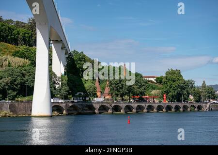 Ponts sur le fleuve Douro à Porto, Portugal Banque D'Images