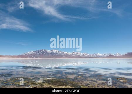 L'impressionnante Laguna Verde à la frontière du Chili et de la Bolivie. Accessible par des pistes désertiques, généralement dans le cadre d'un groupe de safari terrestre Banque D'Images