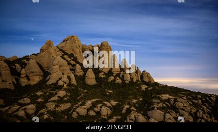 Montagne de Montserrat la nuit, vue de la gare supérieure du funiculaire de Sant Joan (Barcelone, Catalogne, Espagne) Banque D'Images