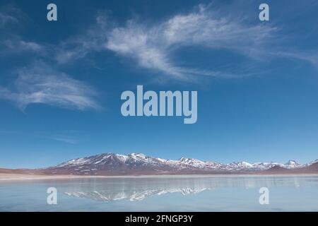 L'impressionnante Laguna Verde à la frontière du Chili et de la Bolivie. Accessible par des pistes désertiques, généralement dans le cadre d'un groupe de safari terrestre Banque D'Images