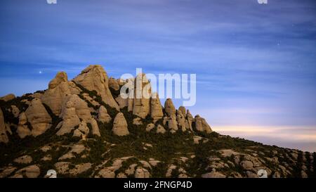 Montagne de Montserrat la nuit, vue de la gare supérieure du funiculaire de Sant Joan (Barcelone, Catalogne, Espagne) Banque D'Images