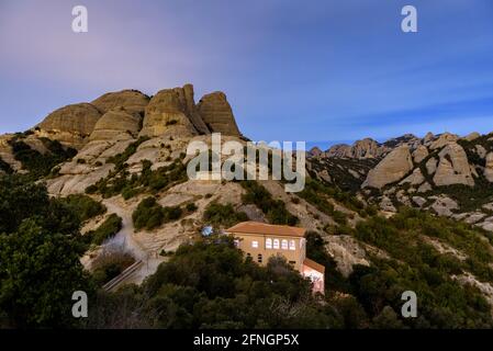 Montagne de Montserrat la nuit, vue de la gare supérieure du funiculaire de Sant Joan (Barcelone, Catalogne, Espagne) Banque D'Images