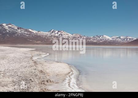 L'impressionnante Laguna Verde à la frontière du Chili et de la Bolivie. Accessible par des pistes désertiques, généralement dans le cadre d'un groupe de safari terrestre Banque D'Images