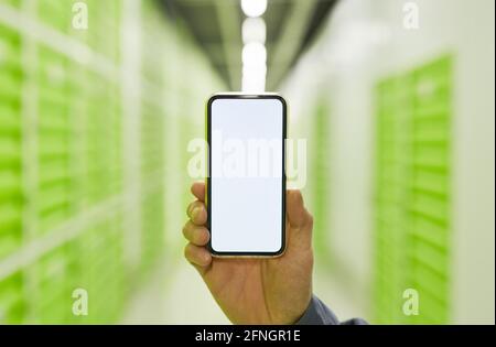 Gros plan d'un homme tenant un téléphone portable avec un écran vide Banque D'Images