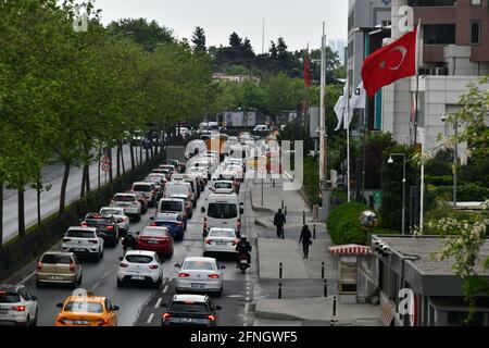 Istanbul. 17 mai 2021. Les voitures circulent dans une rue à Istanbul, Turquie, le 17 mai 2021. La Turquie a assoupli lundi les restrictions de verrouillage qui ont commencé le 29 avril. Credit: Xu Suhui/Xinhua/Alamy Live News Banque D'Images