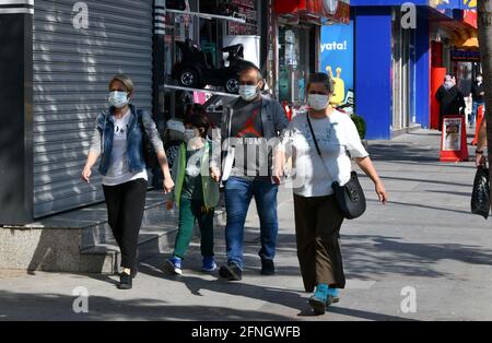 Istanbul, Turquie. 17 mai 2021. Les gens marchent le long d'une rue à Istanbul, Turquie, 17 mai 2021. La Turquie a assoupli lundi les restrictions de verrouillage qui ont commencé le 29 avril. Credit: Xu Suhui/Xinhua/Alamy Live News Banque D'Images