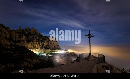 Vewpoint de Creu de Sant Miquel, à Montserrat, la nuit, avec une mer nocturne de nuages - brouillard (Barcelone, Catalogne, Espagne) Banque D'Images