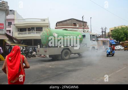 Prayagraj, Uttar Pradesh, Inde. 17 mai 2021. Prayagraj : un véhicule de corporation municipale assainit la route pendant la deuxième vague de CORONAVIRUS à Prayagraj le lundi 17 mai 2021. Credit: Prabhat Kumar Verma/ZUMA Wire/Alamy Live News Banque D'Images