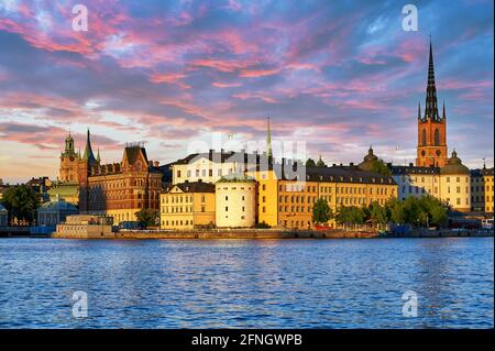 Eglise de Riddarholm (Riddarholmskyrkan), île de Riddarholmen et la vieille ville au coucher du soleil, Stockholm, Suède Banque D'Images