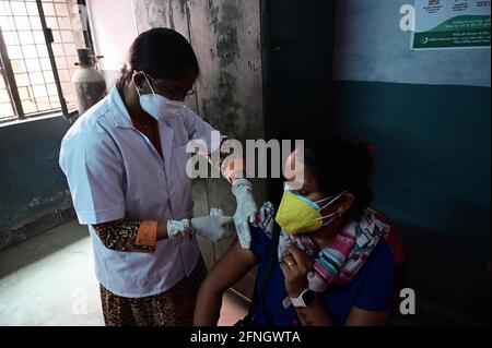 Prayagraj, Uttar Pradesh, Inde. 17 mai 2021. Prayagraj: Un travailleur médical inocule le vaccin Covid19 à un bénéficiaire du village de Bahariya à Prayagraj le lundi 17 mai 2021. Credit: Prabhat Kumar Verma/ZUMA Wire/Alamy Live News Banque D'Images