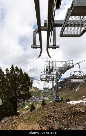 Remontées mécaniques vides au printemps dans les Pyrénées françaises. Banque D'Images