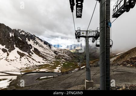 Remontées mécaniques vides au printemps dans les Pyrénées françaises. Banque D'Images