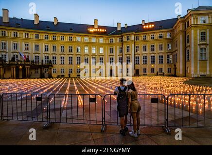 Le peuple tchèque allume des bougies lors de l'événement commémoratif pour les victimes de la COVID-19 au château de Prague, République tchèque, le 10 mai 2021. Près de 30,000 candl Banque D'Images