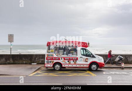 Youghal, Cork, Irlande. 16 mai 2021. Une fourgonnette mobile de glace sur le front de mer de la torelle à Youghal, Co. Cork, Irlande. - crédit; David Creedon / Alamy Live News Banque D'Images