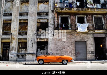 Voiture d'époque dans le centre-ville de la Havane, Cuba en mai 2017 Banque D'Images