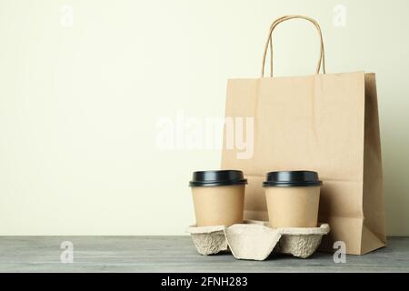 Emballages de livraison d'aliments vierges sur la table texturée grise Banque D'Images