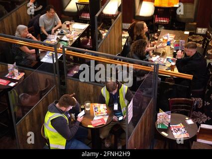 Londres, Royaume-Uni. 17 mai 2021. Londres, Royaume-Uni., . Les gens qui fêtent avec un verre à l'heure du déjeuner tandis que les pubs rouvrent. À partir du 17 mai, des salles telles que des cinémas, des théâtres, des musées, des pubs, des restaurants et des salles de concert seront ouvertes. Les gens peuvent se réunir à l'extérieur en groupes de 30 personnes et à l'intérieur en groupes de six ou deux ménages. Crédit : Mark Thomas/Alay Live News Banque D'Images