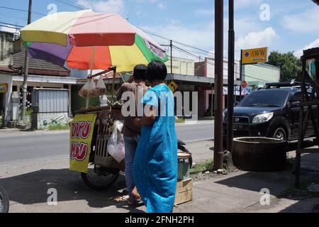 Vendeur Duku dans la rue. Duku appelle aussi des lanzones, Lansium parasiticum ou longkong Banque D'Images