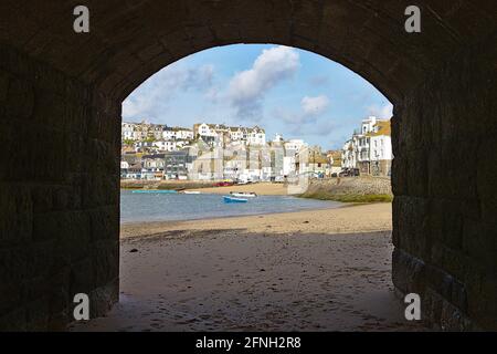 vue sur le port de st ives par un tunnel Banque D'Images