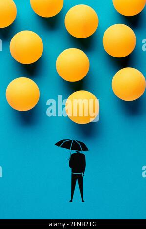 Les balles de tennis de table conçues comme des gouttes de pluie tombent sur une icône de personne avec un parapluie. Concept d'assurance, de sécurité, de sécurité ou de protection. Banque D'Images