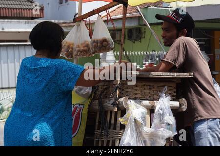 Vendeur Duku dans la rue. Duku appelle aussi des lanzones, Lansium parasiticum ou longkong Banque D'Images