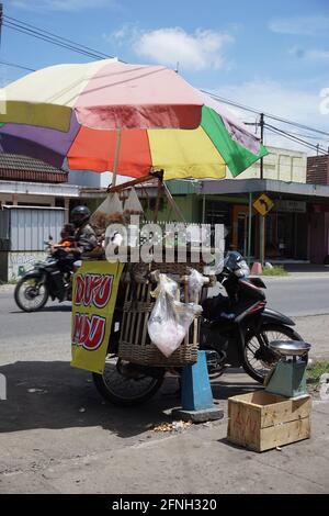 Vendeur Duku dans la rue. Duku appelle aussi des lanzones, Lansium parasiticum ou longkong Banque D'Images