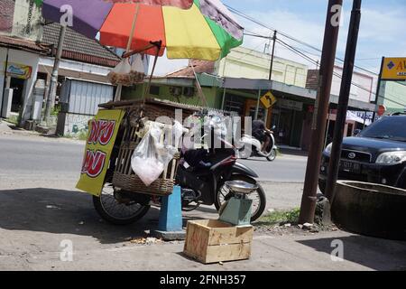 Vendeur Duku dans la rue. Duku appelle aussi des lanzones, Lansium parasiticum ou longkong Banque D'Images