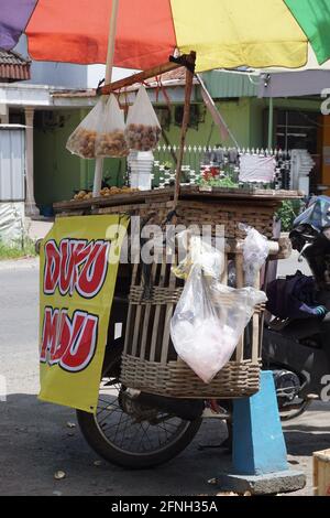 Vendeur Duku dans la rue. Duku appelle aussi des lanzones, Lansium parasiticum ou longkong Banque D'Images