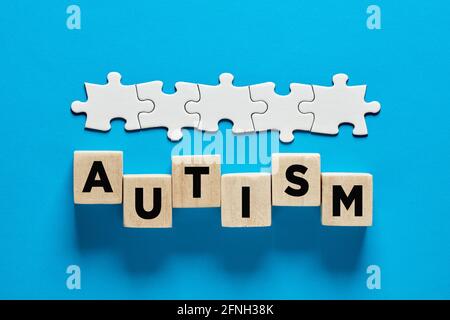 DMPS ou trouble du spectre de l'autisme. Le mot autisme sur des cubes en bois avec une ligne de puzzle connectée. Banque D'Images