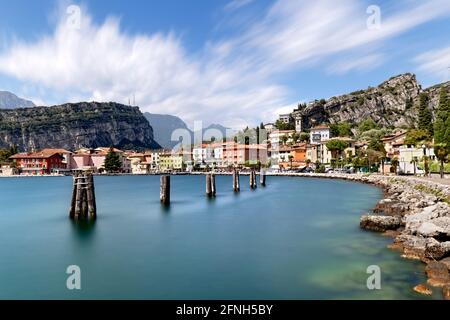 Le village de Torbole sur le lac de Garde. Province de Trento, Trentin-Haut-Adige, Italie, Europe. Banque D'Images