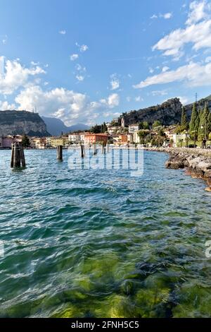 Le village de Torbole sur le lac de Garde. Province de Trento, Trentin-Haut-Adige, Italie, Europe. Banque D'Images