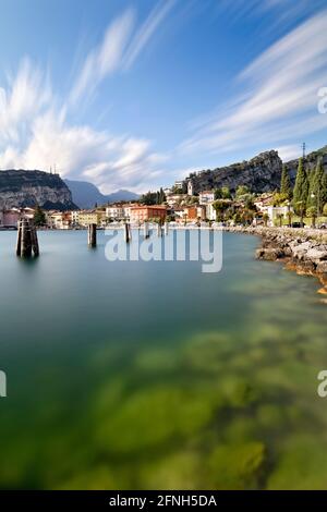 Le village de Torbole sur le lac de Garde. Province de Trento, Trentin-Haut-Adige, Italie, Europe. Banque D'Images