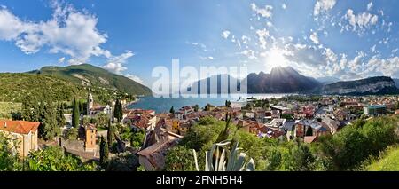 Le village de Torbole sur le lac de Garde. Province de Trento, Trentin-Haut-Adige, Italie, Europe. Banque D'Images