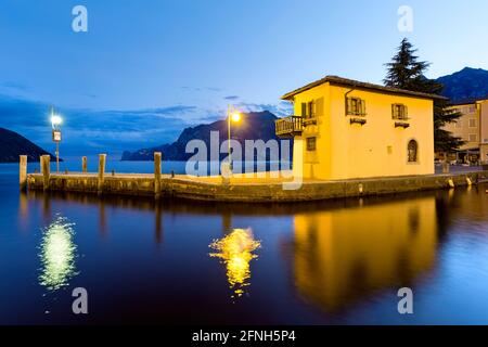 La nuit tombe sur le port de Torbole sur le lac de Garde. Province de Trento, Trentin-Haut-Adige, Italie, Europe. Banque D'Images