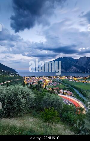 Oliveraies au-dessus du village de Torbole et du lac de Garde. Province de Trento, Trentin-Haut-Adige, Italie, Europe. Banque D'Images