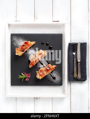 Tranches de strudel de pomme sur un morceau d'ardoise photographié de ci-dessus Banque D'Images