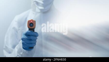 Composition d'une scientifique féminine en laboratoire à l'aide d'un thermomètre à mouvement flou Banque D'Images