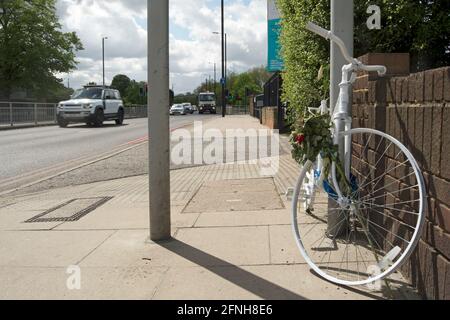 vélo fantôme peint en blanc marquant l'endroit où un cycliste a été tué par un conducteur, sur l'a316 au terrain d'athlétisme de richmond, richmond, surrey, angleterre Banque D'Images