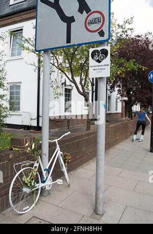 vélo fantôme peint en blanc marquant l'endroit où un cycliste a été tué par un conducteur, sur l'a316 au terrain d'athlétisme de richmond, richmond, surrey, angleterre Banque D'Images