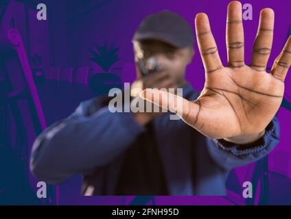 Composition d'un agent de sécurité mâle utilisant la main de main de talkie walkie sur fond violet Banque D'Images